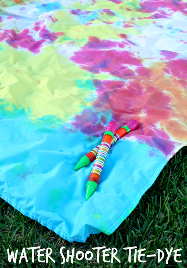 Outdoor Fun with Water Shooter Tie-Dye  #tiedyeyoursummer #tdys
