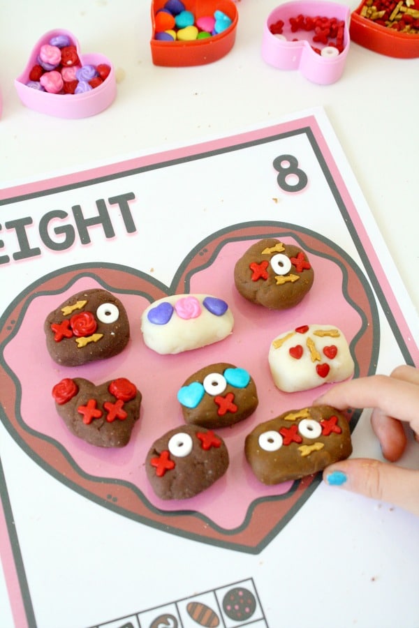 Valentine Math with Free Printable Counting Mats #playdoh #finemotor #kidsactivities